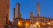 Blick auf Restaurants auf der Piazza del Duomo in der Abenddämmerung, San Gimignano, UNESCO-Welterbe, Provinz Siena, Toskana, Italien, Europa