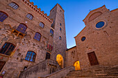 Blick auf den Dom von San Gimignano auf der Piazza del Duomo in der Abenddämmerung, San Gimignano, UNESCO-Weltkulturerbe, Provinz Siena, Toskana, Italien, Europa