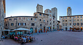 Blick auf das historische Zentrum und die Türme auf der Piazza della Cisterna, San Gimignano, UNESCO-Welterbe, Provinz Siena, Toskana, Italien, Europa