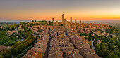 Blick auf die Dächer und die Stadt bei Sonnenaufgang,San Gimignano,Toskana,Italien,Europa