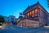 Blick auf Alte Nationalgalerie und Kolonnadenhof in der Abenddämmerung,UNESCO Welterbe,Museumsinsel,Mitte,Berlin,Deutschland,Europa
