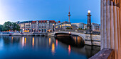 Blick auf den Berliner Fernsehturm vom Kolonnadenhof,UNESCO-Welterbe,Museumsinsel,Mitte,Berlin,Deutschland,Europa
