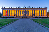 Blick auf das Neue Museum vom Lustgarten aus in der Abenddämmerung,Berlin,Deutschland,Europa