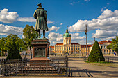 Blick auf das Schloss Charlottenburg und das Denkmal für Albrecht von Preussen,Berlin,Deutschland,Europa