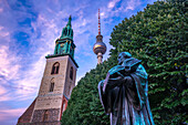 Blick auf den Berliner Fernsehturm und die Marienkirche in der Abenddämmerung,Panoramastrasse,Berlin,Deutschland,Europa
