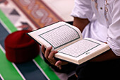 Muslimischer Mann liest einen Koran, Ho-Chi-Minh-Stadt, Vietnam, Indochina, Südostasien, Asien