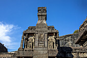Steinerne Diya-Stambha-Säule im Kailash-Tempel, Ellora-Höhlen, UNESCO-Weltkulturerbe, Maharashtra, Indien, Asien