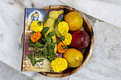 Opfergaben im ISKCON-Tempel, Blumen, Früchte und Bhagavad Gita in Juhu, Mumbai, Indien, Asien