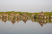 Alter Getreidespeicher auf einer Insel zwischen Mangrovenbäumen, Joal-Fadiouth, Senegal, Westafrika, Afrika