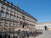 Reihen von Fahrrädern vor dem Christiansborgs Palast, Sitz des dänischen Parlaments, Kopenhagen, Dänemark, Skandinavien, Europa