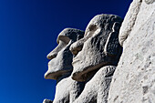 Moai-Statuen vor blauem Himmel, Makomanai Takino-Friedhof, Hügel des Buddha, Sapporo, Hokkaido, Japan, Asien