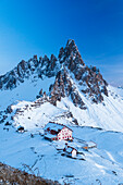 Abenddämmerung auf Locatelli Hütte mit Paterno Berg im Hintergrund,Winterblick,Drei Zinnen,Sexten,Dolomiten,Südtirol,Italien,Europa