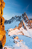 Sonnenuntergang auf der Locatelli Hütte und dem Paterno Berg vom Sextner See aus gesehen,Drei Zinnen,Sexten,Dolomiten,Südtirol,Italien,Europa