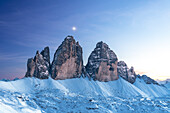 Mond über den Drei Zinnen in der Abenddämmerung, Winter, Drei Zinnen, Sexten, Dolomiten, Südtirol, Italien, Europa