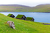 Häuser mit Torfdächern, Dorf Bour, Insel Vagar, Färöer Inseln, Dänemark, Europa
