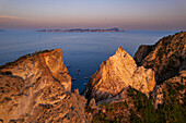 Luftaufnahme der scharfen Klippen der Insel Palmarola bei Sonnenuntergang mit der Insel Ponza im Hintergrund, Insel Ponza, Tyrrhenisches Meer, Pontinische Inseln, Provinz Latina, Latium (Lazio), Italien, Europa