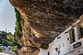 Weiße Häuser unter einem Felsen in Setenil de las Bodegas, Region Pueblos Blancos, Andalusien, Spanien, Europa