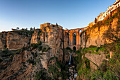 Blick mit schöner Brücke und Wasserfall und traditionellem weißen Dorf,Ronda,Pueblos Blancos,Andalusien,Spanien,Europa