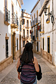 Frau in der Straße des historischen weißen Dorfes, Ronda, Pueblos Blancos, Andalusien, Spanien, Europa
