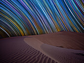 Sternenschweif über den Sanddünen der Wüste Rub al Khali, Oman, Naher Osten