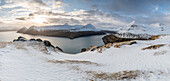 Schneebedeckte Klippen und Berge entlang des Funningur Fjords, Eysturoy Island, Färöer Inseln, Dänemark, Europa