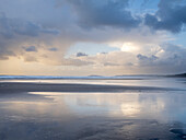 Spiegelungen im nassen Sand in der Abenddämmerung, Rhossili, Gower, Südwales, Vereinigtes Königreich, Europa