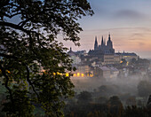 Prager Burg und Veitsdom in der Morgendämmerung vom Petrin-Hügel aus, UNESCO-Welterbe, Prag, Tschechien (Tschechische Republik), Europa