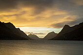 Sonnenuntergang über Gryllefjordbotn, Senja, Troms og Finnmark, Norwegen, Skandinavien, Europa