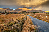 Straße durch Gallavally bei Sonnenuntergang, The Black Valley, Killarney, County Kerry, Munster, Republik Irland (Eire), Europa