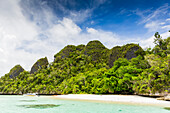 Ein Blick auf die bewachsenen Inselchen im geschützten Hafen von Wayag Bay, Raja Ampat, Indonesien, Südostasien, Asien