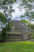 Rückseite der Struktur 144 in der Nord-Akropolis in den Maya-Ruinen im Yaxha-Nakun-Naranjo-Nationalpark, Guatemala. Struktur 144, Rückansicht.