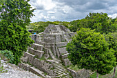 Struktur 137, eine Tempelpyramide in der Nordakropolis in den Maya-Ruinen im Yaxha-Nakun-Naranjo-Nationalpark, Guatemala. Struktur 216, die höchste Pyramide in Yaxha, liegt oberhalb der Baumgrenze.