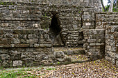 Ausgrabung, die frühere Bauwerke in der Nordakropolis der Maya-Ruinen im Yaxha-Nakun-Naranjo-Nationalpark in Guatemala zeigt.