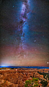 Dies ist die Herbstmilchstraße der Nordhalbkugel von Auriga (unten) bis Cygnus (oben, im Zenit), die im Nordosten über den Hoodoo-Formationen des Inspiration Point im Bryce Canyon National Park, Utah, aufsteigt.