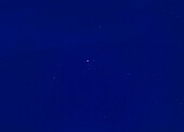 Mars inmitten des Beehive-Sternhaufens, Messier 44, im Krebs, am 2. Juni 2023. Die Sterne Asellus Borealis und Asesllus Australis befinden sich über und unter dem Mars. Der Himmel war in der Sommerdämmerung an meinem nördlichen Breitengrad noch blau, während leichte Wolken einen großen Teil des Himmels bedeckten, was die Farbverläufe und die Bänderung noch verstärkte.