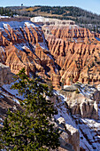 Frischer Schnee auf der farbenfrohen Erosionslandschaft am Sunset View Overlook im Cedar Breaks National Monument im Südwesten Utahs.