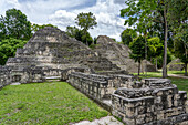 Struktur 146 in der nördlichen Akropolis in den Maya-Ruinen im Yaxha-Nakun-Naranjo-Nationalpark, Guatemala. Die Strukturen 144 und 142 liegen dahinter.
