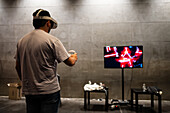 Junger Mann spielt mit Meta Quest 2 All-in-One VR-Headset während ZGamer, einem Festival für Videospiele, digitale Unterhaltung, Brettspiele und YouTuber während der Fiestas del Pilar in Zaragoza, Aragonien, Spanien