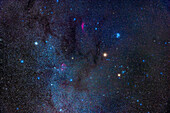 Mars, das helle orangefarbene Objekt rechts von der Mitte, befindet sich hier inmitten der Sterne und Sternbilder der winterlichen Milchstraße im Januar 2023. Mars befindet sich im Stier, oberhalb von Aldebaran und den Hyaden, und unterhalb der blauen Plejaden. Die Sterne der Auriga sind links zu sehen. Oben sind Sterne im Perseus zu sehen, darunter der rötliche Kaliforniennebel. Die interstellaren Dunkelwolken von Taurus befinden sich in der Mitte.