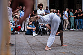 Mitglieder der Mestre Branco Capoeira Escola demonstrieren auf der Straße während der Fiestas del Pilar in Zaragoza, Aragonien, Spanien