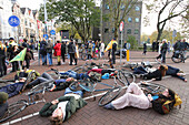 Umweltaktivisten von Extinction Rebellion blockieren die Straße während des March For Climate And Justice am 12. November 2023 in Amsterdam, Niederlande. Die Demonstranten fordern von der niederländischen Regierung und den Staats- und Regierungschefs der Welt Maßnahmen zur Bekämpfung des Klimawandels, der immer wieder Hitzerekorde bricht und tiefgreifende Veränderungen für alles Leben auf der Erde mit sich bringt. Schätzungsweise 70.000 Menschen haben am Sonntag am Klimamarsch in Amsterdam teilgenommen, so die Stadtverwaltung von Amsterdam.