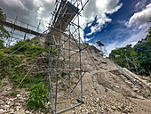 Gerüst für archäologische Arbeiten an der Struktur 137 in der Nordakropolis in den Maya-Ruinen im Yaxha-Nakun-Naranjo-Nationalpark, Guatemala.