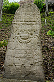 Stele 11 auf der Plaza B in den Maya-Ruinen im Yaxha-Nakun-Naranjo-Nationalpark, Guatemala.