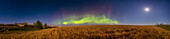 Ein Panorama des Nordlichts von zu Hause in Süd-Alberta, über einem Weizenfeld im Mondlicht. Das Licht stammt vom abnehmenden Gibbous-Mond ganz rechts, mit Jupiter als hellem Objekt links vom Mond. Der Große Wagen ist nahe der Mitte. Dies war am 1. September 2023 in einer Kp4-Nacht.