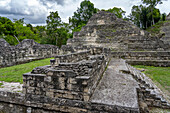 Struktur 146 in der Nord-Akropolis in den Maya-Ruinen im Yaxha-Nakun-Naranjo-Nationalpark, Guatemala. Struktur 144 liegt dahinter.