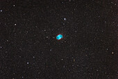 Messier 27, der Hantelnebel in Vulpecula der Fuchs, einer der hellsten planetarischen Nebel am Himmel. Ich habe ihn schon oft fotografiert; dieses Bild entstand mit dem Askar APO120 Refraktor im Rahmen eines Tests des Teleskops im Oktober 2023.