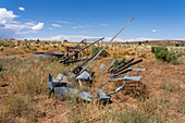 Das Segel einer alten, zusammengebrochenen Windpumpe oder Windmühle vom Typ Aeromotor auf einer ehemaligen Rinderfarm im Südosten Utahs.
