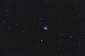 Dies ist eine Aufnahme der hellen Messier-Spiralgalaxie M101 mit einer Reihe von benachbarten Galaxien in Ursa Major. Die ungerade Galaxie unter M101 ist NGC 5474. Die Galaxien NGC 5473, 5485 und 5486 befinden sich oberhalb von M101. Die Galaxie NGC 5422 befindet sich in der Mitte oben, während NGC 5443 am oberen Rand zu sehen ist. Die langgestreckte Galaxie über dem blauen Stern 86 UMa rechts ist UGC 8337, 13.