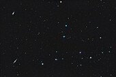 Dies ist ein Ausschnitt des großen Sternhaufens Mel111 Coma Berenices mit bloßem Auge, der einige der Teleskopgalaxien in der Umgebung einschließt, insbesondere die Edge-on-Nadelgalaxie NGC 4565 unten links und die Spiralgalaxie NGC 4559 oben links. NGC 4494 befindet sich rechts von der Nadelgalaxie. Viele andere NGC- und PGC-Galaxien bis zur 15. Größenklasse sind in dem Feld zu finden.