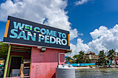 Ein Willkommensschild am Belize-Wassertaxi-Passagierfährenterminal in San Pedro auf Ambergris Caye, Belize.